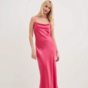 Rosa sidenklänning - Elegant rosa långklänning i siden med smala axelband och öppen rygg. Perfekt för en glamorös kväll. Pris kan diskuteras, använd endast en gång💕