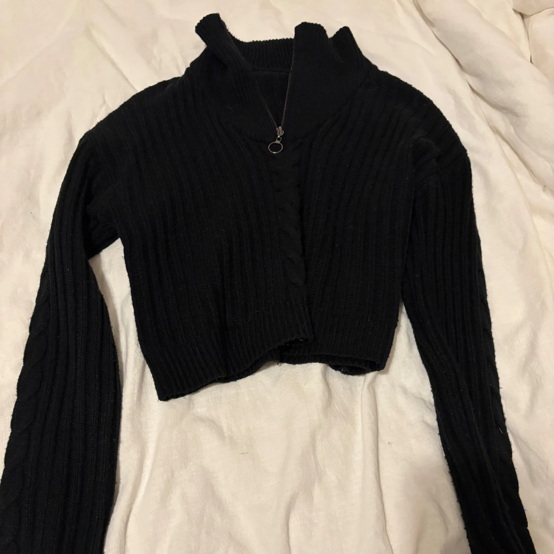 Svart ribbad croppad tröja med dragkedja