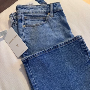 Blå jeans från Abrand Jeans - Snygga blå jeans från Abrand Jeans i modellen A '99 Low Boot. De har en klassisk femficksdesign och en låg midja. Perfekta för en avslappnad stil.