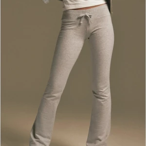 Grå mjukisbyxor med knytband - Snygga grå mjukisbyxor med knytband i midjan. De har en bootcut-stil som ger en avslappnad look. Perfekta för en chill dag hemma eller en snabb tur till affären.