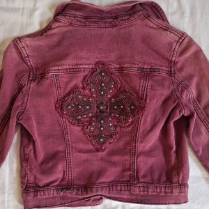 Vinröd jeansjacka från Miss Me - Snygg vinröd, kroppad jeansjacka från Miss Me med coola broderade detaljer på ryggen. Jackan har knappar framtill och två bröstfickor med lock. Perfekt för att ge din outfit en unik touch. Helt oanvänd och svår att få tag på! ☆