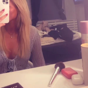 Glittrig silverfärgad topp - Säljer en glittrig silverfärgad topp med knytning framtill. Toppen har långa ärmar och en djup v-ringning, HELT NY MED PRISLAPPEN KVAR köpt i sommar 