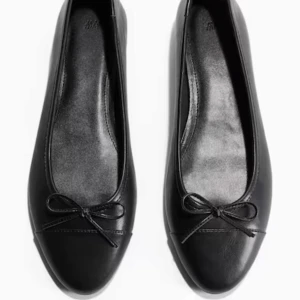 Svarta ballerinaskor  - Ett par ballerinaskor som använts ett fåtal gånger under förra sommaren, väldigt bra skick. Säljer pga de är lite stora och ska köpa i en mindre storlek! 