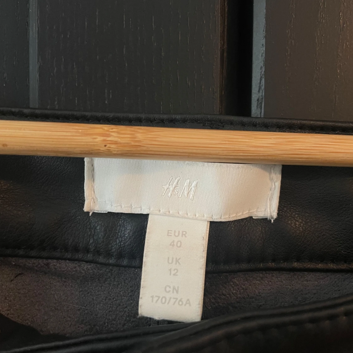 Svarta byxor i fakeläder - 1