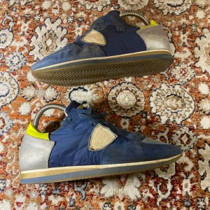 Philippe Model Sneakers - Hej! Säljer nu mina skor från märket Philippe Model, storlek 40, använt skick. Givetvis äkta, Tveka inte på att höra av dig om du har frågor eller funderingar kring skorna!