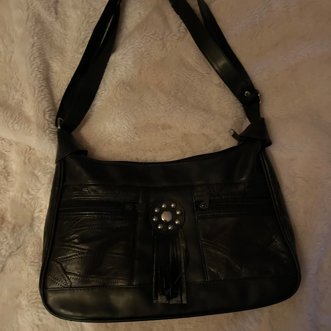 Svart axelväska med fransdetalj - 3