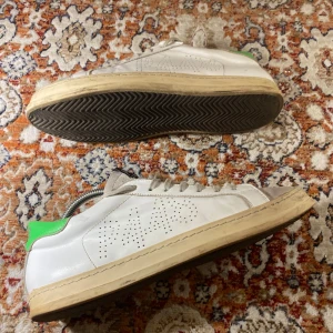 P448 Sneakers  - Hej! Säljer nu mina skor från märket P448 , storlek 43, bra skick. Givetvis äkta, Tveka inte på att höra av dig om du har frågor eller funderingar kring skorna!