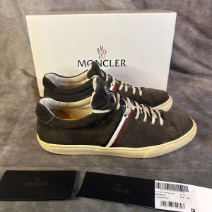 Moncler monaco sneaker -  fint skick | Size 44 passar 44 | Följare får 100 kr rabbat | fraktar spårbart inom 24 timmar med PostNord eller instabox | inget og medföljer 
