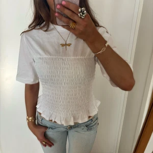 Smockad topp - Vit smockad topp. Jag är 168 och det är mina bilder, köp via köp nu direkt eller Swish, kvar tills markerad som såld 💞