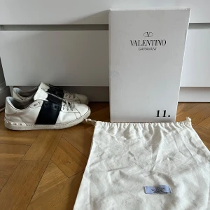 Valentino Open - Valentino Open | Storlek 40,5 | Har mycket kvar att ge | Box och dustbag medföljer |