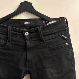 Replay anbass 30/30 - Sköna svarta jeans från Replay. Storlek 30/30. Bra skick, skriv vid frågor!