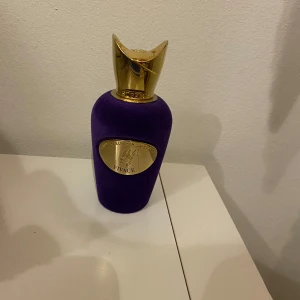 Sospiro Vivace - Parfymen är discontinued sedan 2020 ish. Alltså tillverkas den ej längre, det är ungefär 70 ml kvar av 100ml. Fin och speciell doft och påminner inte om någon annan parfym jag luktat på. Pris går att diskutera😁