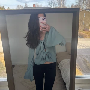 Grön blus med knyt - Super vacker blus med knyt detaljer 