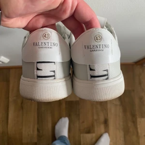 Valentino Garavani LOW TOP CALFSKIN - Snygga vita Valentino Garavani skor. Testade en gång. HELT NY! Ny pris 9.750. Ingen idé och pruta mitt pris för dem är 3.500kr
