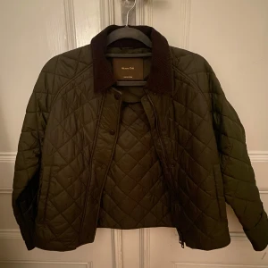 Olivgrön jacka från Massimo Dutti - Säljer en snygg olivgrön jacka från Massimo Dutti. Jackan har en klassisk krage och stängs med knappar/dragkedja. Perfekt för höst och vår med sin stilrena design och bekväma passform.