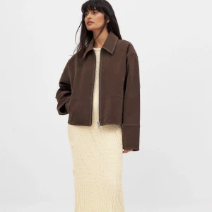 Brun mockajacka Nakd - En helt perfekt brun mockajacka med dragkedja och klassisk krage. Jackan har en loose passform och långa ärmar, perfekt för höst och vår. Helt ny och oanvänd med lappar kvar, säljer endast då jag köpte två och glömde att skicka tillbaka! Nypris 1199