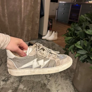 Glittriga Zadig sneakers - Svinsnygga silvriga Zadig skor! Får ej användning av de längre tyvärr, de har små skador som knappt är märkbara skriv om du vill ha mer detaljerade bilder