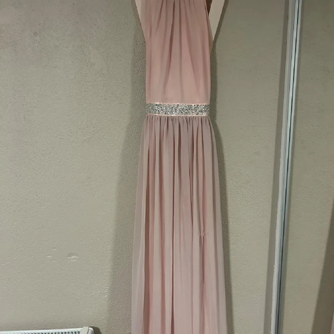 Ljusrosa långklänning med pärldetaljer - 4