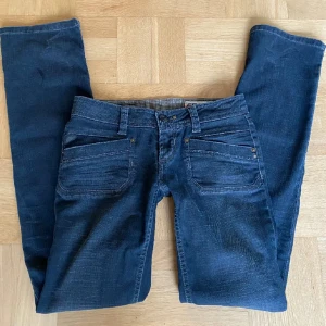 Mörkblå jeans från Freesoul - Snygga mörkblå jeans från Freesoul med klassisk femficksdesign och bra skick. De har en rak passform. Jeansens har en mörk tvätt som går att matcha till mycket.