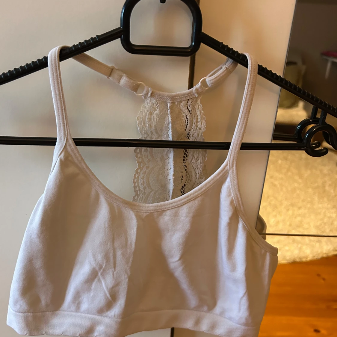 Vit linnetopp med spetsdetalj