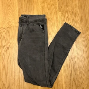 Replay jeans  - Säljer ett par grå Replay Jeans modell anbass. Storlek W29, Endast testad och i väldigt bra skick! Hör av dig vid mer funderingar