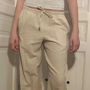 Beigea linnebyxor🤍 - Snygga och bekväma beige linnebyxor med snörning i midjan. Fint skick och nästan aldrig använda. Hör av dig vid intresse🤍
