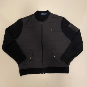 Ralph Lauren cardigan - Svart polo Ralph Lauren cardigan jacka Mycket bra skick (Storlek XL men passar L) Pris kan diskuteras Skriv vid minsta fråga eller fundering🤝💯