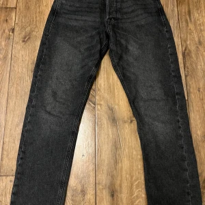 Svarta jeans från Jack & Jones - Snygga svarta jeans från Jack & Jones med en loose fit. Aldrig använda och det är inga defekter på dem, kan tänka mig att sänka priset vid snabb affär. Bara att skriva om ni undrar över något!