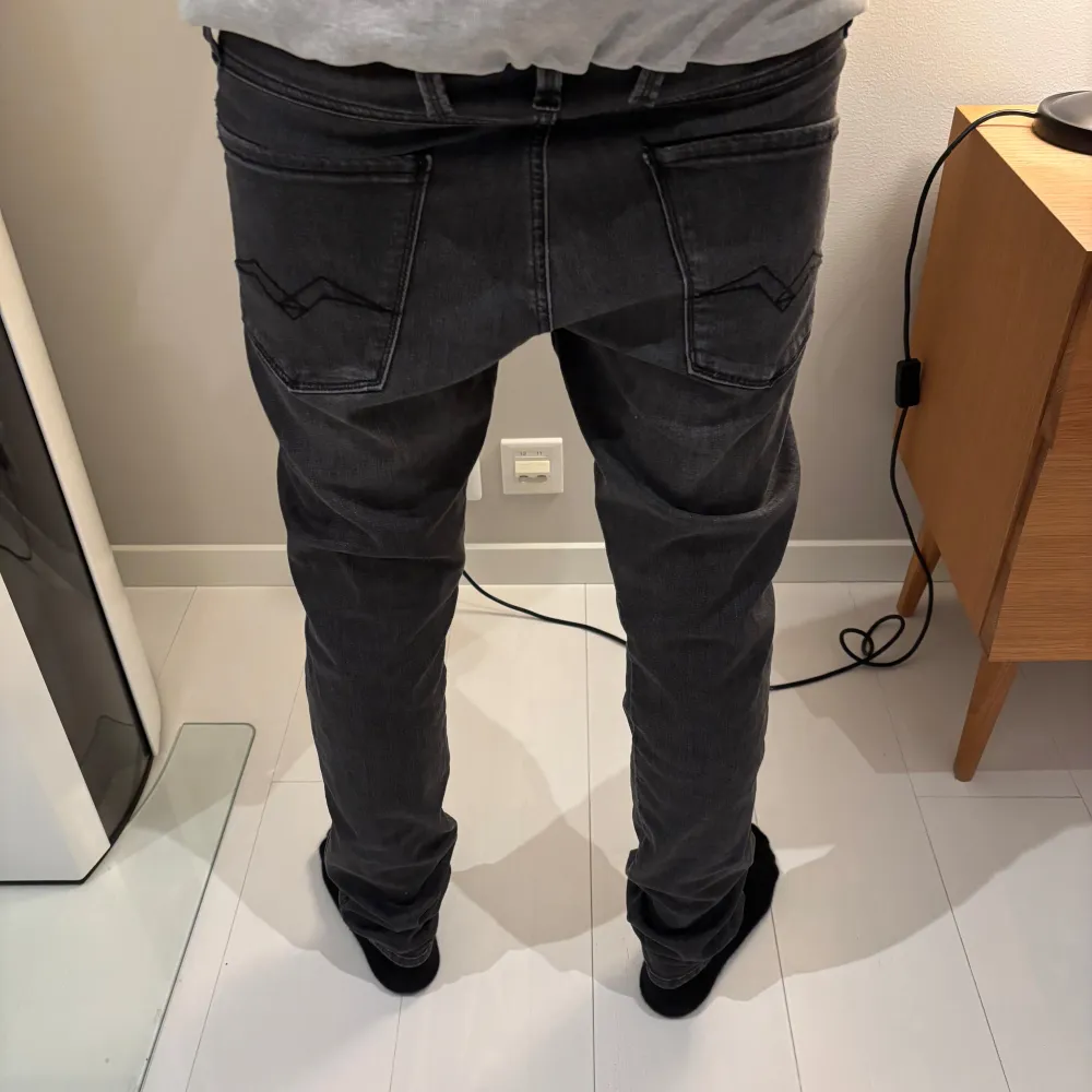 Snygga svarta jeans från Replay med en tight passform. De har klassiska femfickorsdesign och en diskret logga på bakfickan. Perfekta för en stilren look. Knappt använda och inga fläckar. W28/ längd 32. Kan förhandla och svarar snabbt.. Farkut & Housut.
