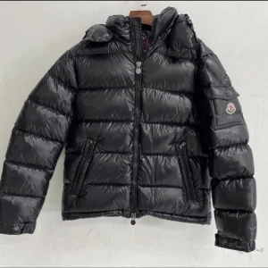 Moncler Maya - Helt ny Moncler Maya till salu, 10/10 skick. Inga skador eller liknande. Säljs pga den är för liten för mig. Väldigt snygg och bekväm. Det är storlek 2 vilket motsvarar M men den passar även S. Rekommenderar starkt! Hör av er vid frågor! Ha en billig vinter jacka redo för nästa vinter!