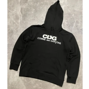 Svart Hoodie Från Comme des Garçons💫 - Säljer en tvärsnygg och stilrennhoodie från COMME des GARCONS i storlek M. Hoodien är i nyskick! Tveka inte på att höra av dig! Byten kan va intressant! Nypris cirka 3000kr🙌🏼