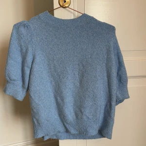 Blå tröja från Vero Moda - Säljer en söt blå tröja från Vero Moda. Tröjan har korta ärmar och en rund halsringning. Perfekt för en avslappnad stil. Den är mjuk och bekväm att bära. Passar bra till jeans eller kjol. 💙