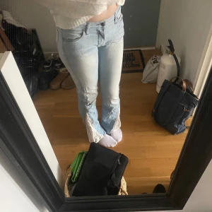 Bootcut jeans med spetsdetaljer - Snygga lågmidjade bootcut jeans med spetsdetaljer längs benen. Pris kan diskuteras❤️  