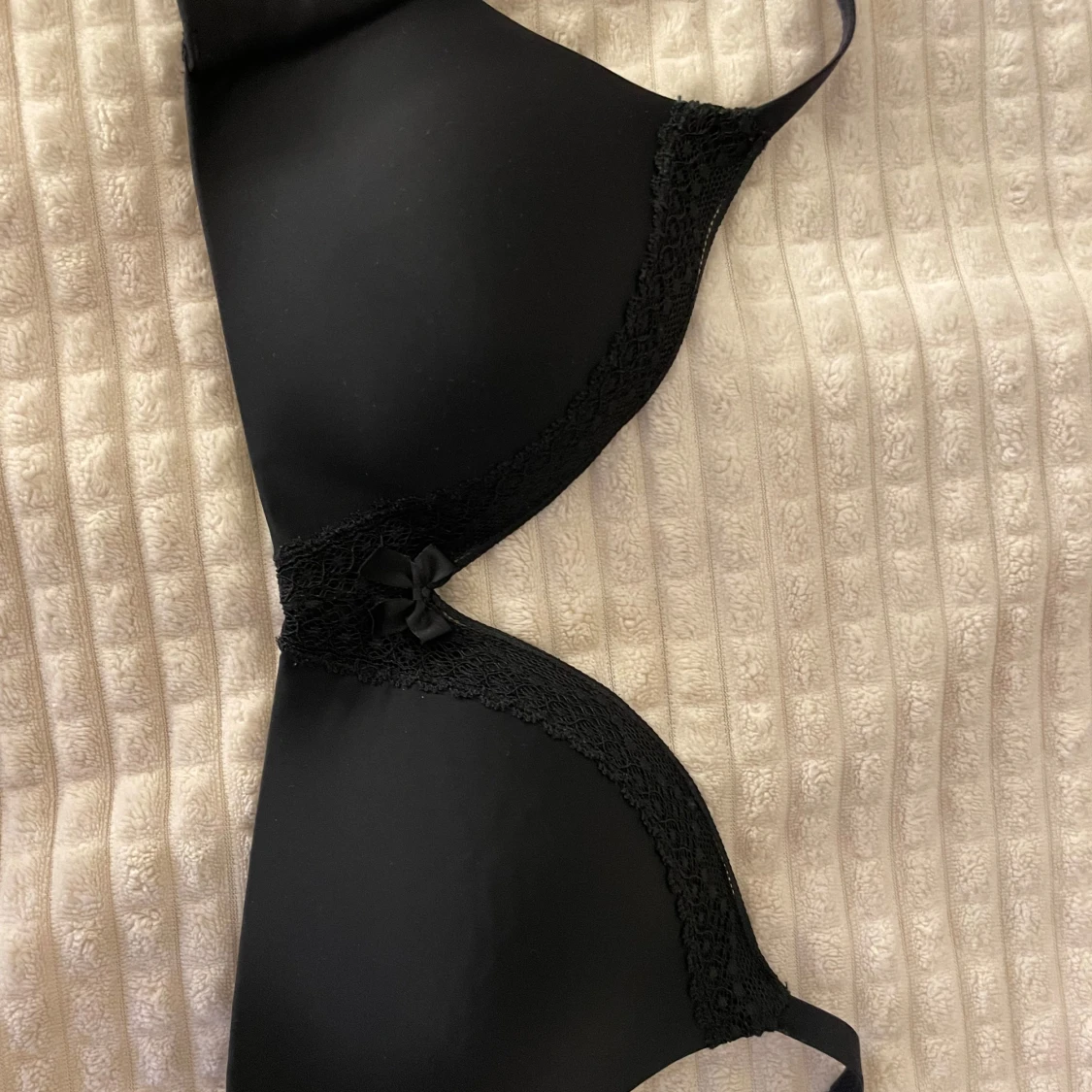 Svart bh med spetsdetaljer