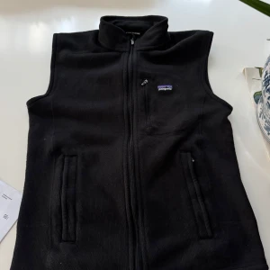 Patagonia Väst - Better Sweater Väst från Patagonia i nyskick. Perfekt nu inför våren och lite varmare väder eller att köra lager på lager. Inget slitage alls.