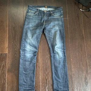 Lee jeans - Ett par snygga Lee jeans med en riktigt nice wash. Passformen är mer slim straight fit. Dem är fortfarande i bra skick. Hör av er vid funderingar 😊