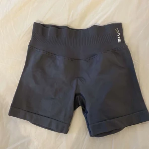 Gråa dfyne shorts - Slate grey dfyne impact shorts i storlek XS. Mycket bra skick. Kvitto från hemsidan finns om man vill se det