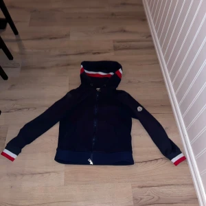 Mörkblå huvtröja från Moncler - Säljer en snygg mörkblå huvtröja från Moncler med dragkedja passar mellan cirka 160 - 165 pris är inte hugget i sten och går att diskutera skriv om ni undrar något eller har någon fundering😃