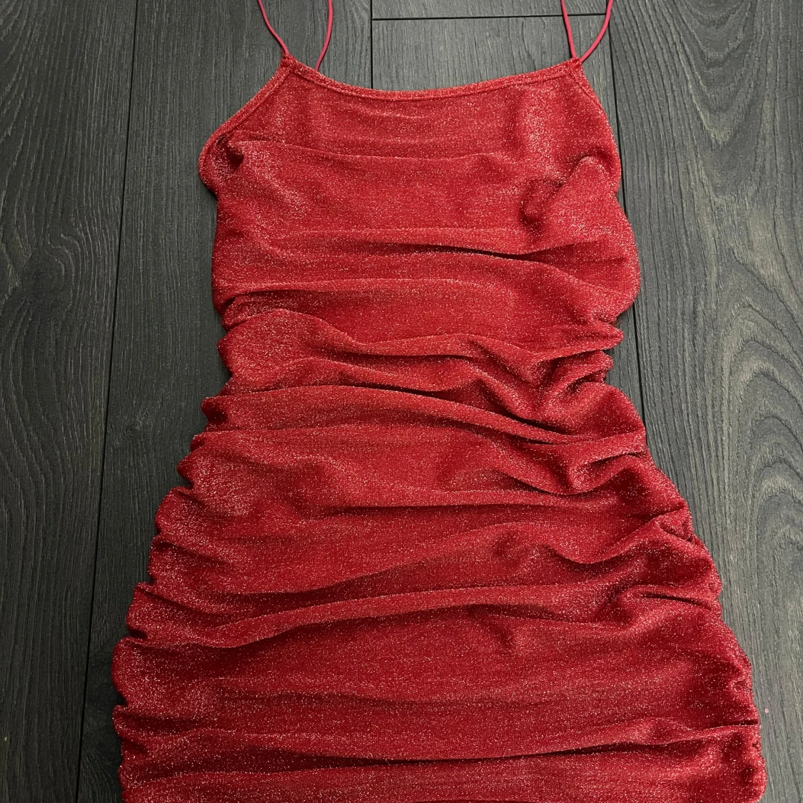 Snygg röd glittrig miniklänning