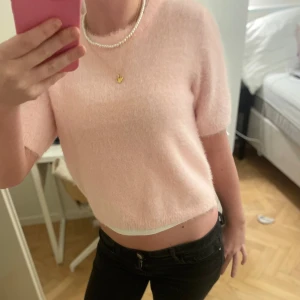 Rosa stickad tröja - Säljer en söt rosa stickad tröja med korta ärmar och har en mjuk och fluffig textur, säljer pga för mycket kläder! Priset kan ev diskuteras 