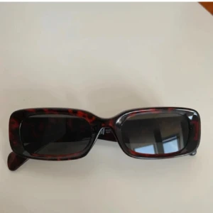 Solglasögon hm - Snygga solglasögon från hm. Bilder från hon jag köpte av!