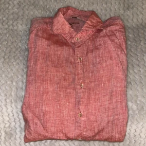 Skjorta - Säljer denna aprikos färgade skjortan, använd en gång. 