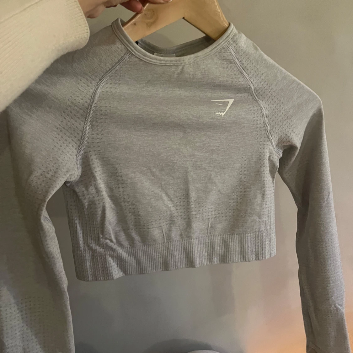 Grå croppad tröja från Gymshark