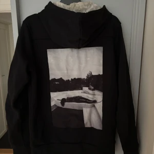 Limitato zip hoodie - Tjena! Säljer nu denna riktigt feta Limitato zip hoodie med ett riktigt fett motiv på baksidan. Tröjan är i väldigt fint skick och storleken är S men passar även M för övriga frågor skriv till oss😁🙌🏽