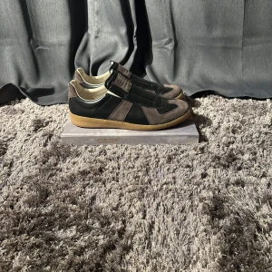 Maison Margiela GATS - Vintage Maison Margiela GAT Slip On Skick: 9,5/10 (använda enstaka gånger) Storlek: 42 Färg: Svart/Brun OBS! Inget OG Hör av er vid fler frågor eller funderingar!✌️😊// Hugo