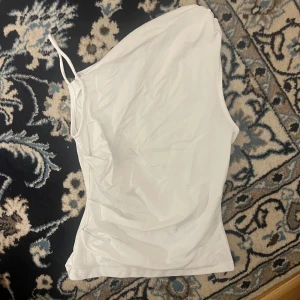 One shoulder tröja  - Jättesnygg vit tight one shoulder tröja ❤️