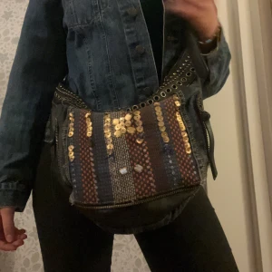 Axelväska med paljetter - Snygg axelväska med coola paljett och mönsterdetaljer i guld och olika färger