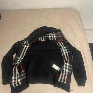 Svart huvtröja från Burberry - Pris kan diskuteras vid snabb affär. Skriv om du har frågor! Kan ta emot byte