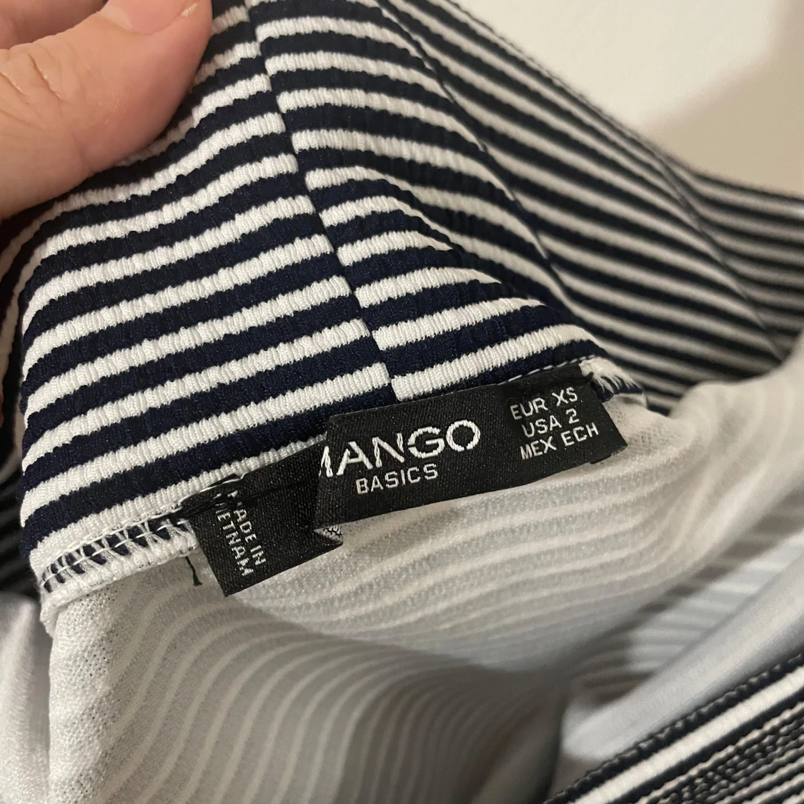 Randig offshoulder klänning från Mango - 1