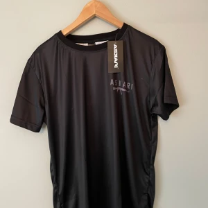 Askari ”Harb” T-Shirt - Helt ny med prislapp, säljer då den inte riktigt passade mig! Nypris: 550kr